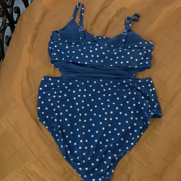 Old Navy cutout one piece bathing suit 2X - Picture 2 of 4